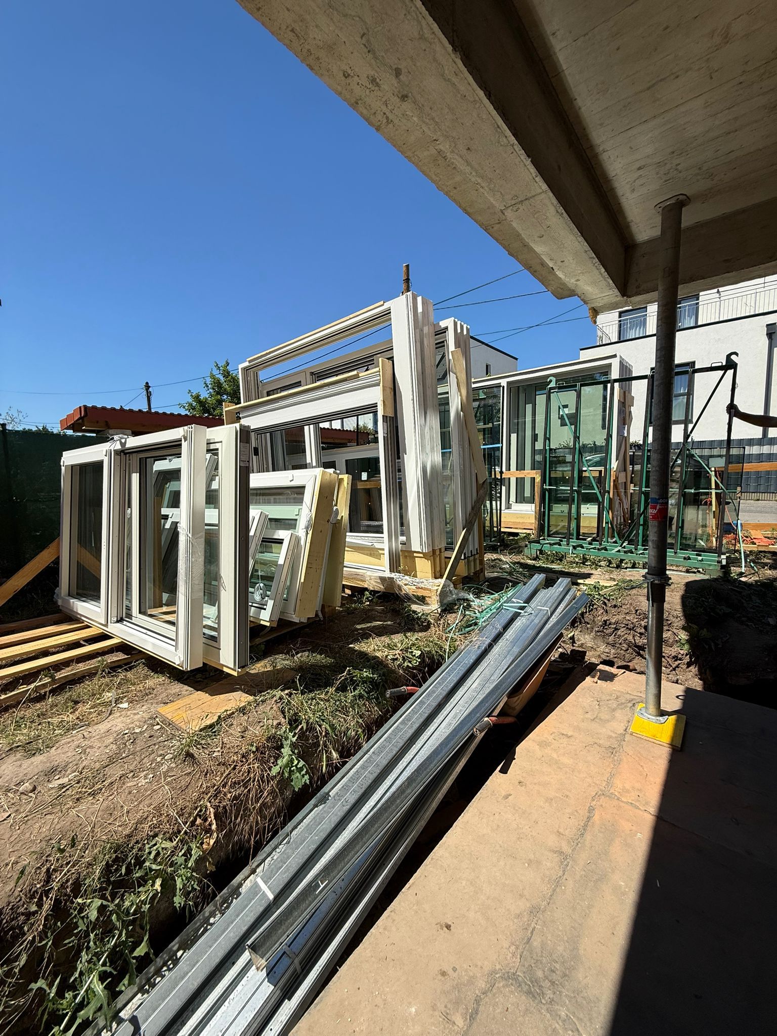 Mehrere gelieferte Fenster auf der Baustelle