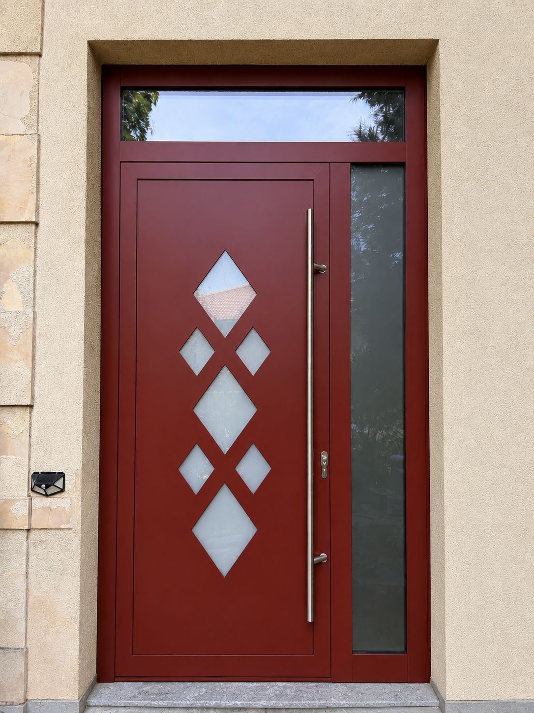 Rote Design-Haustür mit Rauten-Glas und Seitenteil