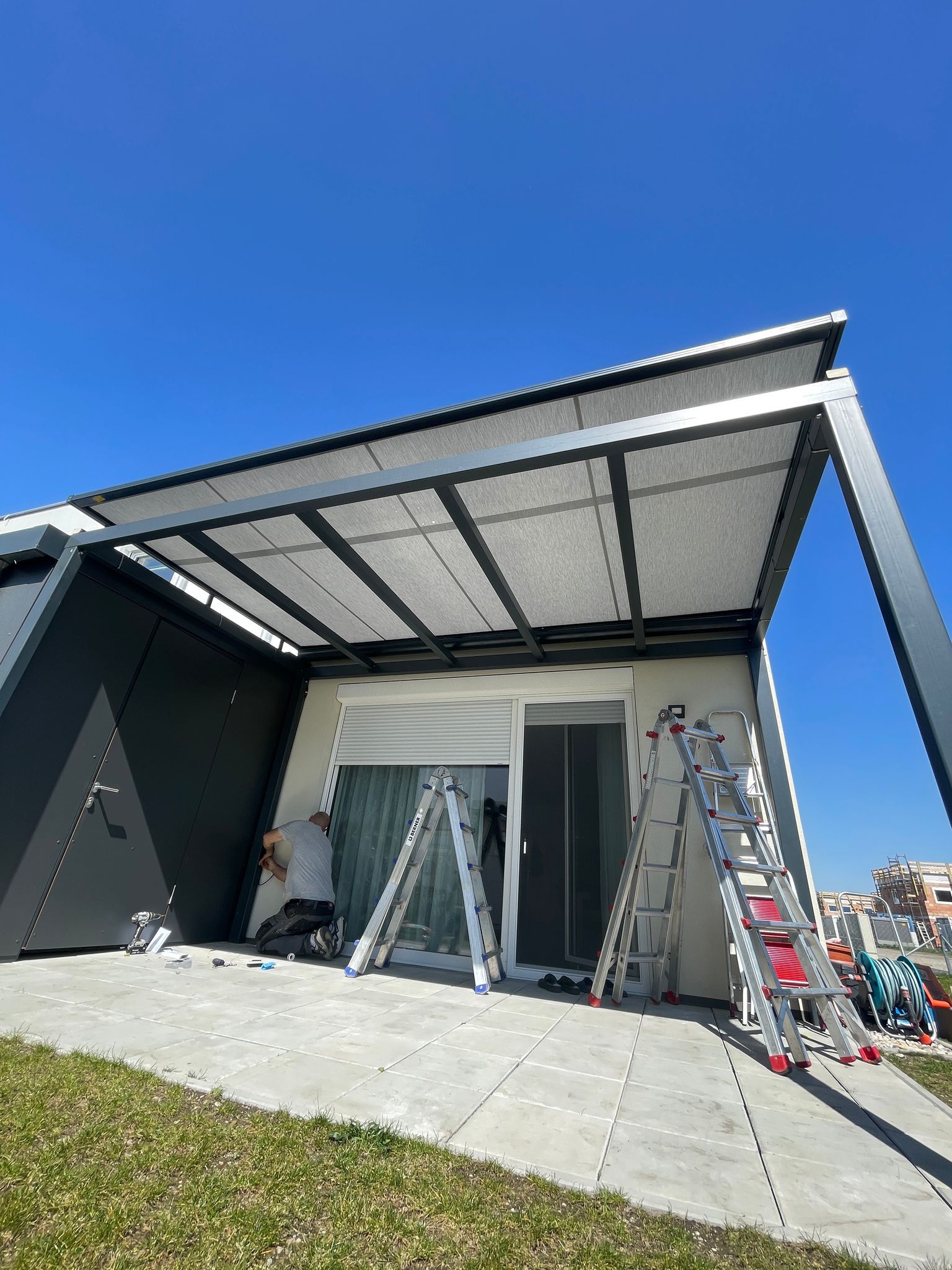 Terrasse mit Alu-Pergola und Schiebetür